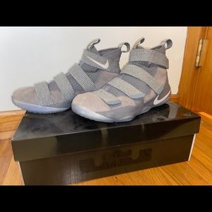 Men’s Lebron soldier basketball sneakers